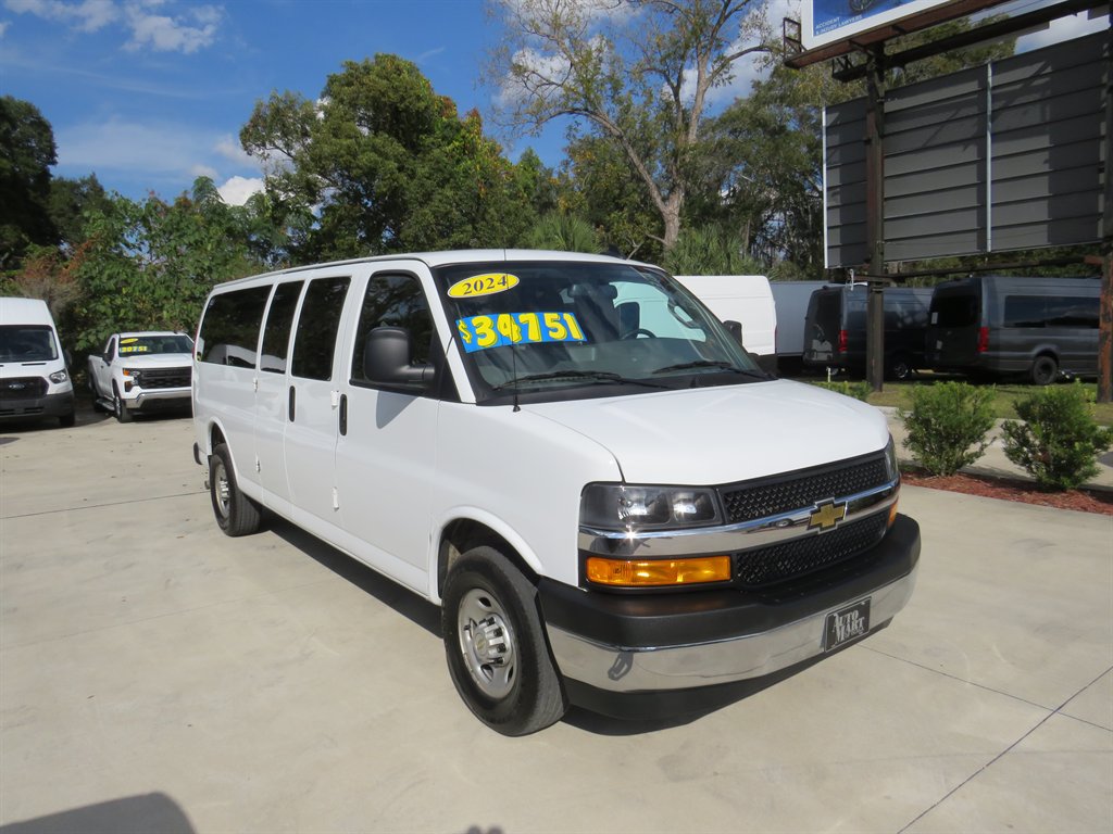 2024 Chevrolet Express Passenger LS's photo